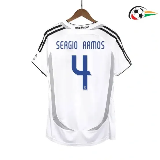 Camiseta SERGIO RAMOS 4 Real Madrid Futebol Home Primeiro Kit 2006/07 Vintage Branco Camiseta SERGIO RAMOS 4 Real Madrid Futebol Home Primeiro Kit 2006/07 Vintage Branco