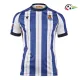 Real Sociedad Equipacione Futebol Local 2025/26 com Patch da La Liga Azul/Branco Real Sociedad Equipacione Futebol Local 2025/26 com Patch da La Liga Azul/Branco