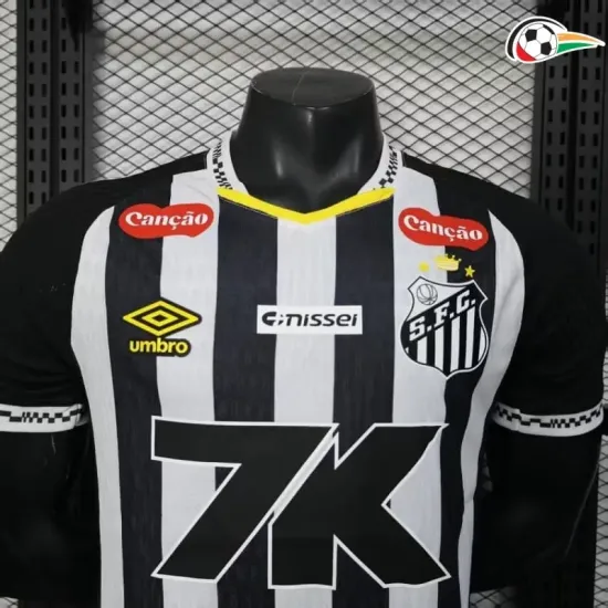 Camisa Santos FC Baratas Away Segundo Kit 2025/26 com Publicidade Versão Jogador Preto/Branco Camisa Santos FC Baratas Away Segundo Kit 2025/26 com Publicidade Versão Jogador Preto/Branco