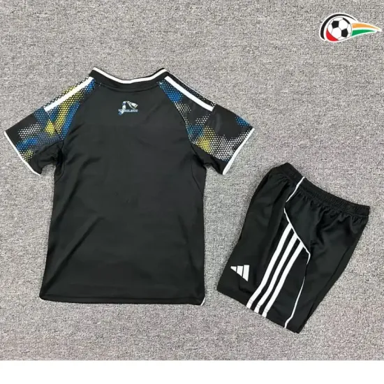 Camisa Leeds United Baratas Thrid 2025/26 (Camisola + Calções) Preto/Azul Camisa Leeds United Baratas Thrid 2025/26 (Camisola + Calções) Preto/Azul