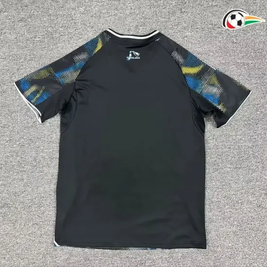 Camisola Leeds United Replicas Terceiro Kit 2025/26 Preto/Azul Camisola Leeds United Replicas Terceiro Kit 2025/26 Preto/Azul