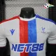 Camisa Crystal Palace Reserva 2025/26 Versão Jogador Branco/Azul/Vermelho
