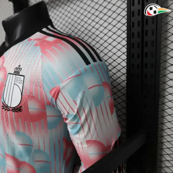 Camisa Reserva Versão Jogador Bélgica Copa do Mundo 2026 Rosa/Azul Claro Manga Longa
