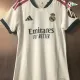 Camisa Titular Versão Feminina Real Madrid 2026/2027 Branco com Patch HP