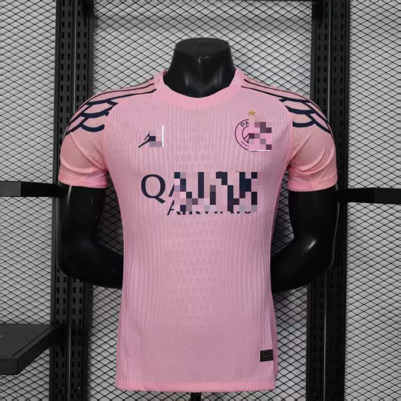 Camisa PSG rosa 2025 com textura de tecido em detalhe Camisa PSG rosa 2025 com textura de tecido em detalhe